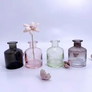 Пръчки от ратан с ароматни растителни влакна от тръстика с етерично масло, стъклени бутилки с конус за използване на закрито Изображение