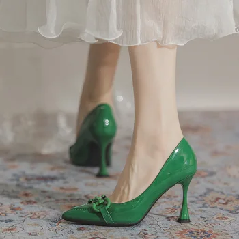 Модни дамски обувки на висок ток с остър пръсти в ретро стил от лачена кожа за банкет, професионална работна обувки Изображение